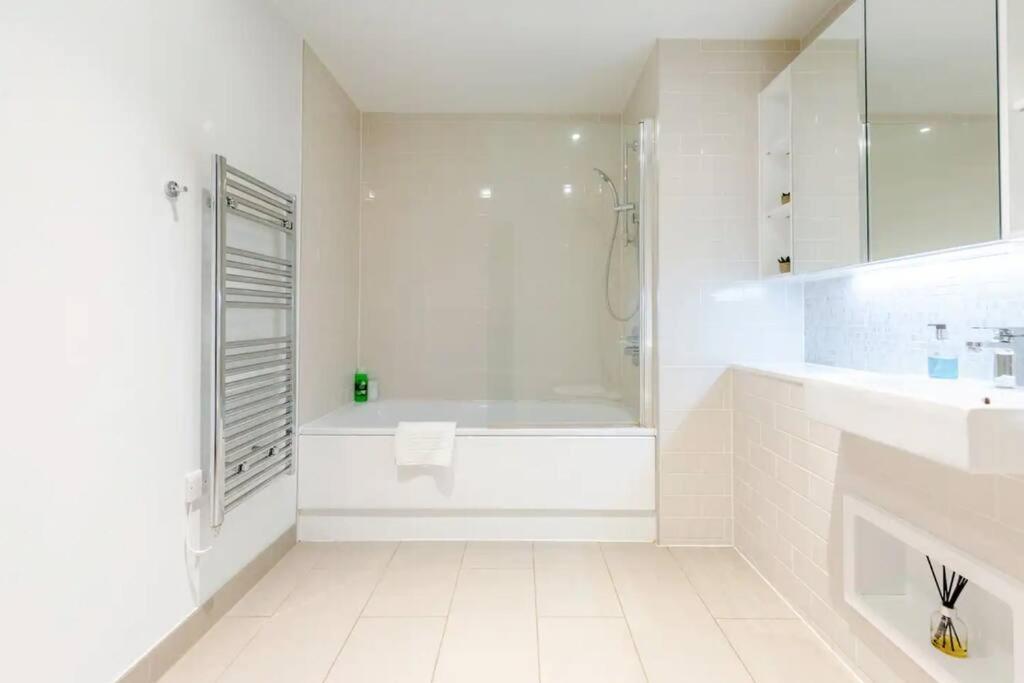 Superb 1 Bedroom Apartment 3Mins From Tube Station London Eksteriør bilde